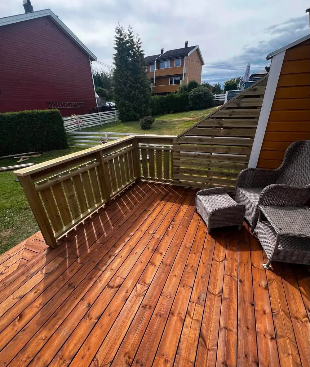 Ny terrasse med rekkverk og trapp