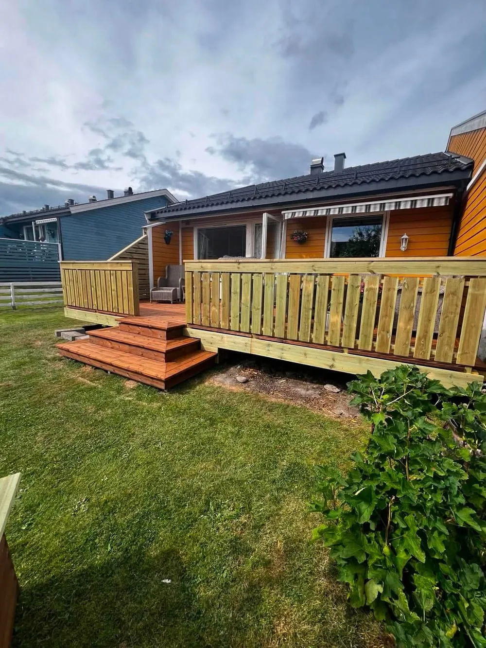 Ny terrasse med rekkverk og trapp