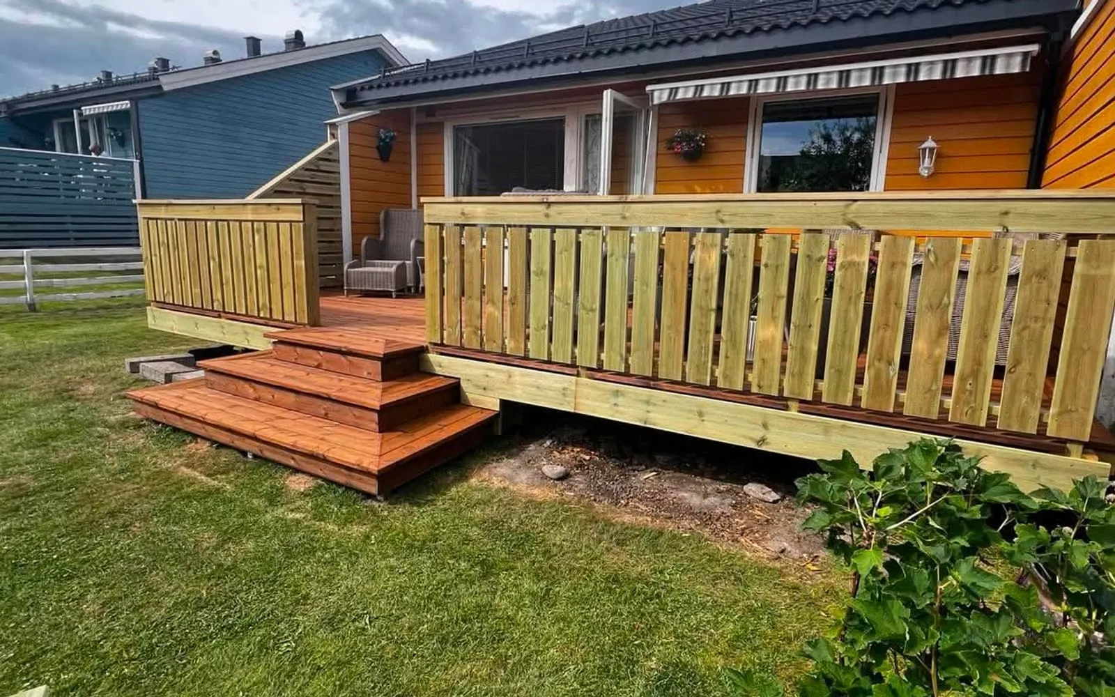 Ny terrasse med rekkverk, skjermvegg og trapp, bygget av Steinar Schie